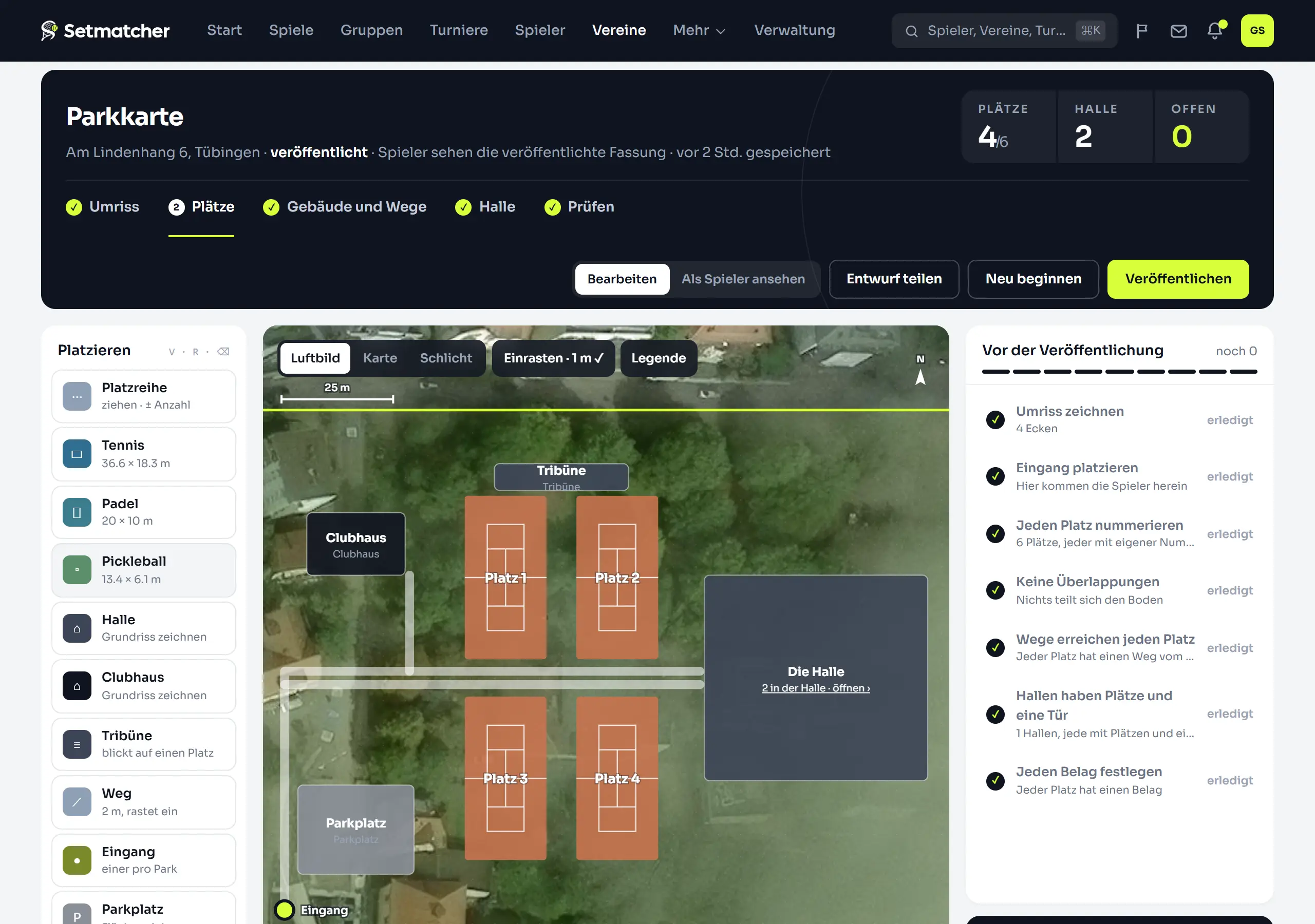 Der Anlagenplan in der Stufe Plätze: vier nummerierte Tennisplätze maßstabsgetreu auf dem Luftbild, das Clubhaus, der Parkplatz, die Wege, der Eingang und die Halle.
