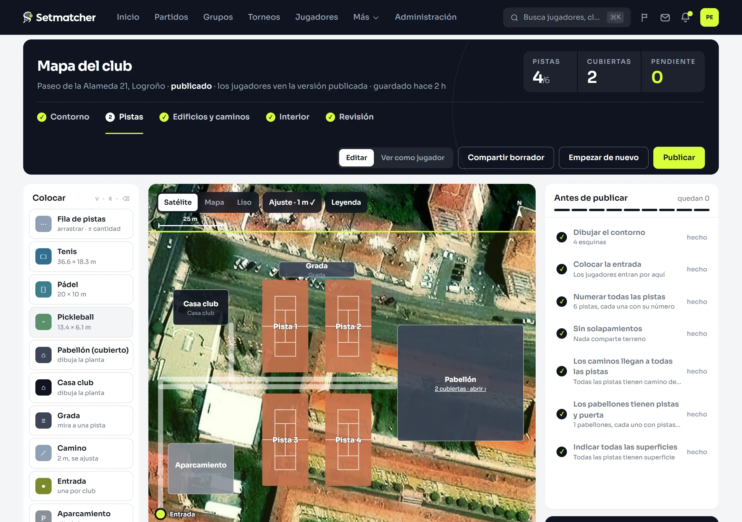 El editor del mapa del club en la fase de pistas: cuatro pistas de tenis numeradas y a escala sobre la foto aérea, la casa club, el aparcamiento, los caminos, la entrada y el pabellón.