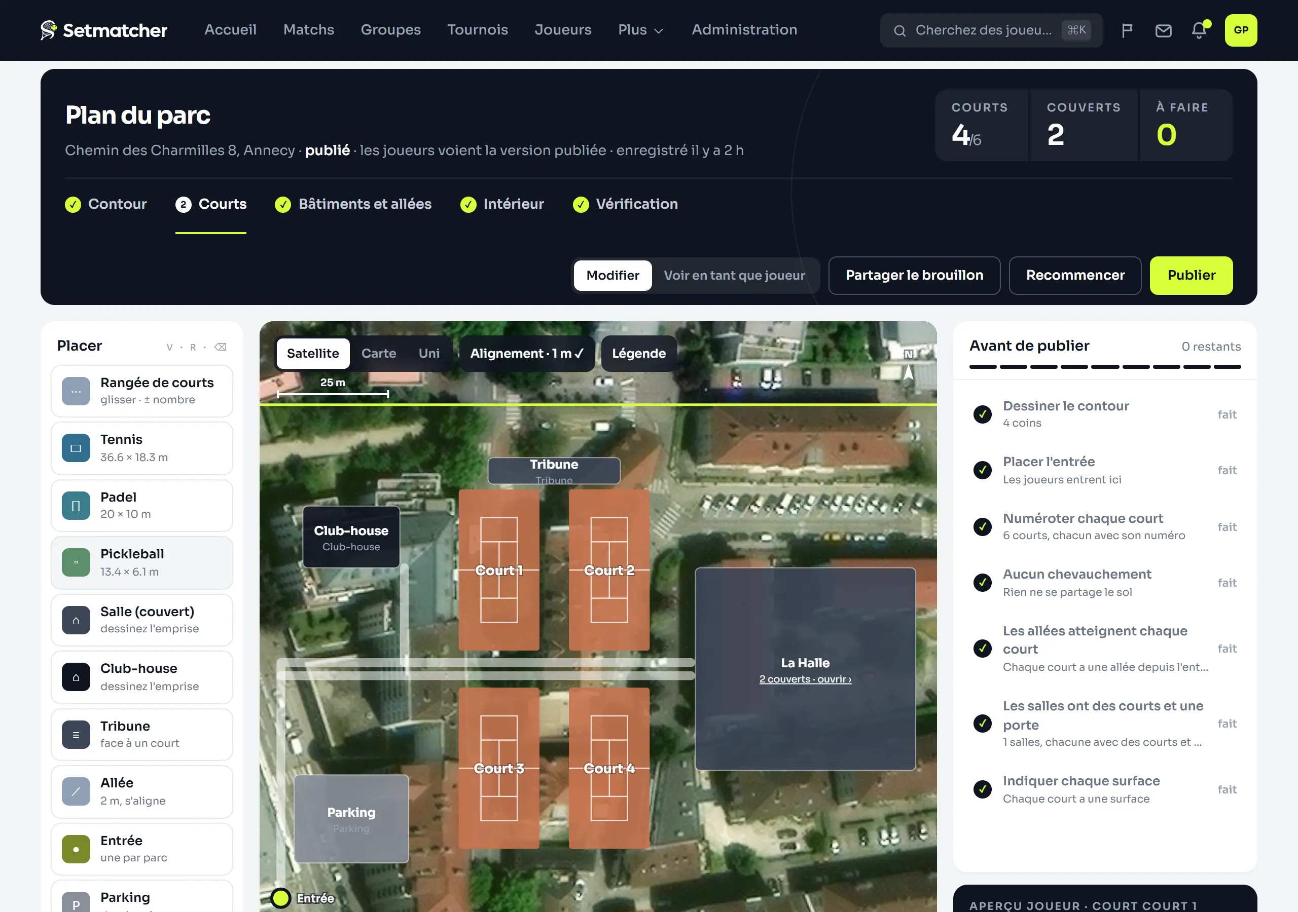 L’éditeur du plan du club à l’étape des courts : quatre courts de tennis numérotés à l’échelle sur la photo aérienne, le club-house, le parking, les allées, l’entrée et la halle.