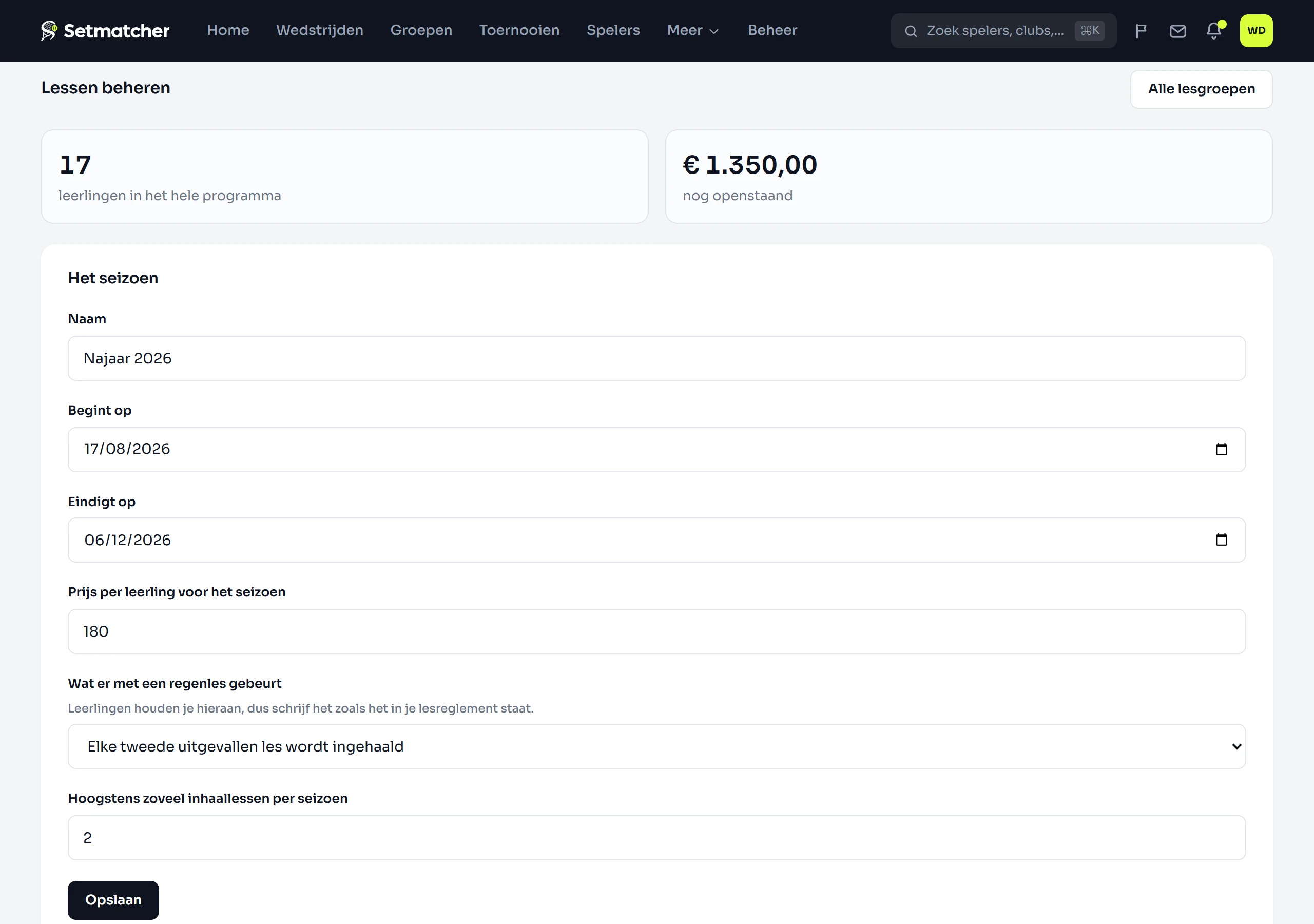 De lessenpagina van het bestuur: leerlingen in het programma en openstaand geld, de data, prijs en regenregel van het seizoen, de gereserveerde banen, en de vragen bij het inschrijven.