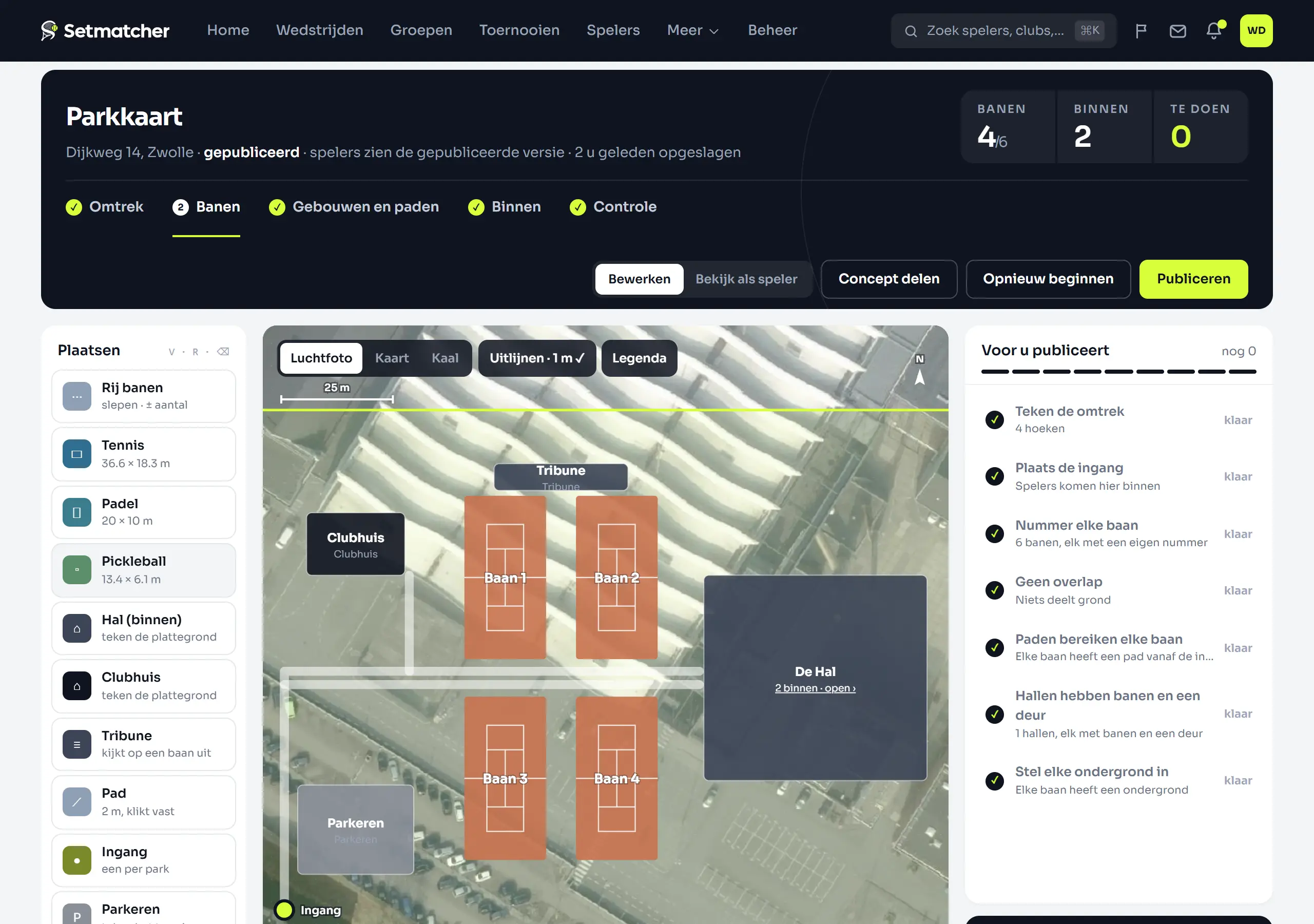 De parkkaart in de fase Banen: vier genummerde tennisbanen op schaal op de luchtfoto, het clubhuis, de parkeerplaats, de paden, de ingang en de hal.